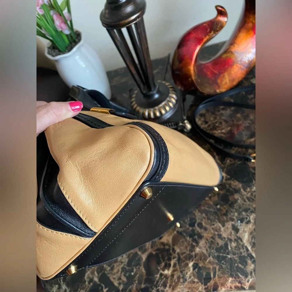 Chloe - EUC Little Alice 2-way handbag in black and tan color scheme, 2 tone - Picture 12 of 13